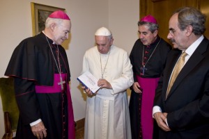 Entrega del Nuevo Testamento de la BIA al papa Francisco Roma mayo 2015