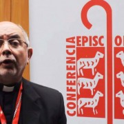 monseñor Ramón Alfredo Dus, arzobispo de Resistencia (Argentina), presenta el Nuevo Testamento de la BIA en el Encuentro Nacional de Evangelización y Catequesis 2015