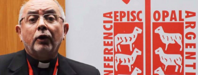 monseñor Ramón Alfredo Dus, arzobispo de Resistencia (Argentina), presenta el Nuevo Testamento de la BIA en el Encuentro Nacional de Evangelización y Catequesis 2015